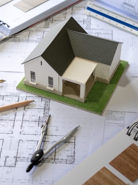 Egb De Azevedo Renovation Maison Merignac Agrandissement De Maison Et Extensions Maquette architecturale d'une maison avec plans de construction, règle et compas